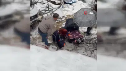 Üsküdar'da kaza: Önce kaldırımdaki yayaya çarptı, daha sonra bir evin bahçesine düştü