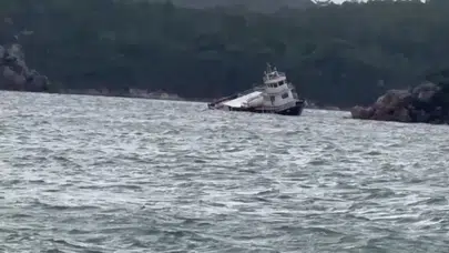 Balıkesir'de fırtına nedeniyle sürüklenen feribot karaya oturdu