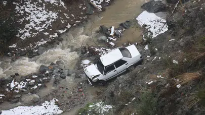 Hatay'da metrelerce yüksekten dereye uçan otomobilden saniyelerle kurtuldu