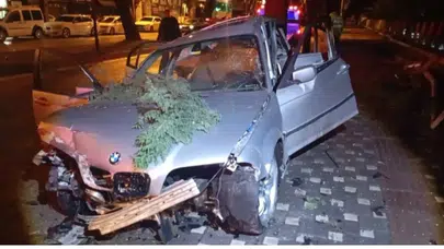 Bursa'da şafak vakti feci kaza: Otomobil ağaca çarptı, 2 ağır yaralı!