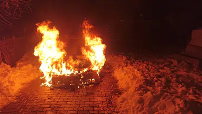 Diyarbakır'da seyir halindeki araç alev topuna döndü: Sürücü canını zor kurtardı!