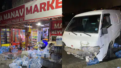 Arnavutköy'de minibüs markete daldı: Müşteri olmaması büyük bir faciayı önledi