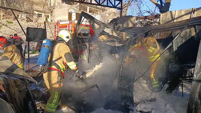 Kahramanmaraş’ta konteyner çarşı yangını: 3 konteyner ve 3 araç küle döndü