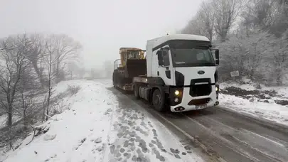 Bartın'da karda kayan tır, yolu trafiğe kapattı: 2,5 saat ulaşım sağlanamadı