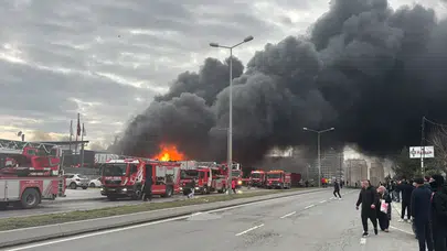 Büyükçekmece'de fabrika deposunda feci yangın: Çok sayıda itfaiye ekibi sevk edildi!