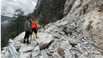 Antalya Büyükşehir Belediyesi ekiplerinden Alacami yolunda heyelan çalışması