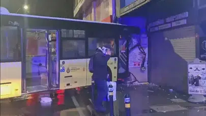 Kartal'da seyir halindeki İETT otobüsü binaya çarptı: Çok sayıda yaralı var!