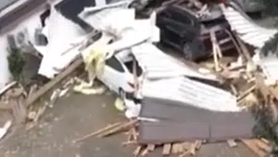 Kocaeli’de fırtına felaketi: Bir mahallede 186 evin çatısı uçtu!