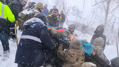 Van'da bir mahalleye çığ düştü: 22 ev boşaltıldı, 1 kişi hayatını kaybetti