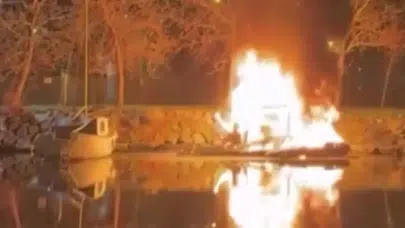 Küçükçekmece'de iskeleye bağlı 2 kayık alev alev yandı!
