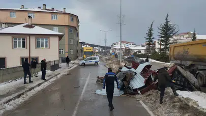 Samsun'da kuvvetli rüzgar okul çatısını yola savurdu