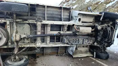 Hakkari Derecik'te kamyonet devrildi: 2 yaralı