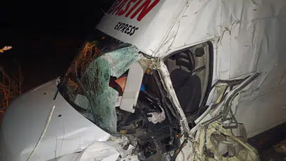 Afyonkarahisar'da şarampole giren minibüste 2 kişi yaralandı