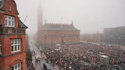 Trump’ın çıkışı kriz yarattı: Danimarka ve Grönland’da binlerce kişi sokakta!