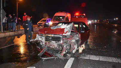 Sakarya D-100'de feci kaza: Servis minibüsüyle çarpışan otomobil sürücüsü kaçtı