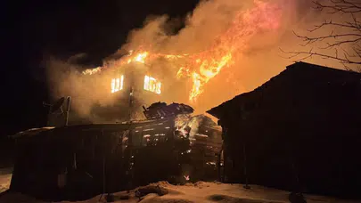 Karabük'te yangın: 2 katlı ev küle döndü