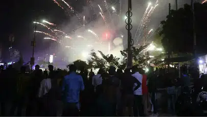 Pakistan'da yeni yıl kutlamalarında havaya açılan ateş sonucu 25 kişi yaralandı