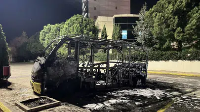 İstanbul'da minibüs yandı: Şoför son anda kurtuldu