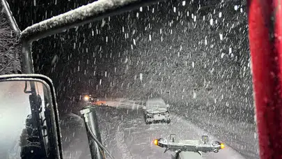 Amasya'da otomobil yolda mahsur kaldı, greyder imdada yetişti