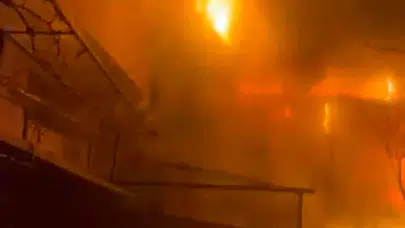 Sancaktepe'de yangın paniği: Ahşap baraka alev alev yandı!