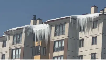 Yüksekova'da buz sarkıtları korku yarattı