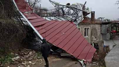 Aydın'ın Köşk ilçesinde fırtına çatıları uçurdu , duvarlar yıkıldı