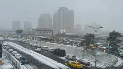 İstanbul'da kar hayatı olumsuz etkiledi: Trafik yoğunluğu yüzde 81 ölçüldü!