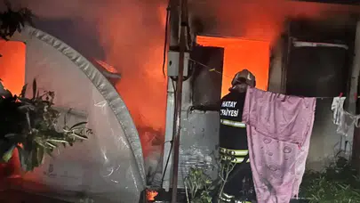Altınözü'nde yangın paniği: Konteyner ve çadır kullanılamaz hale geldi