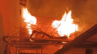 Konya Beyşehir'de ev yangını: 2 katlı yapı küle döndü