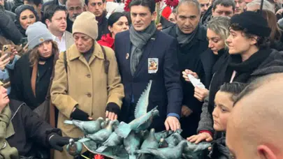Mattia Ahmet Minguzzi için öldürüldüğü yere 'Güvercin ve kaykay' temalı anıt dikildi