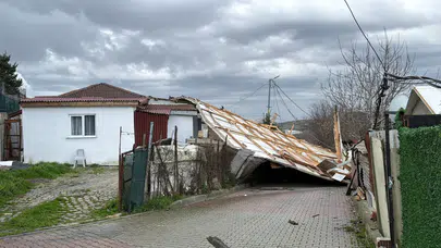 İstanbul'da çatı paniği: 30 metre uçtu!