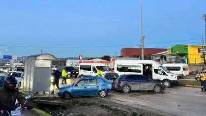 Hatay'da 9 araçlık zincirleme kaza: Otomobil durağa daldı!