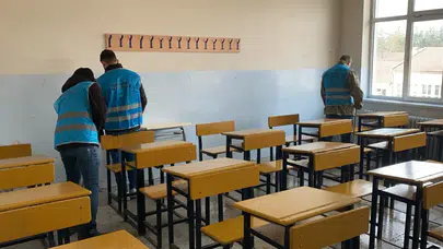 Bolu’da denetimli serbestlik yükümlüleri yarıyıl tatilinde okulları temizledi