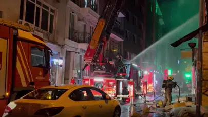 Kadıköy'de metruk binada yangın: 1 kişi camdan atladı!
