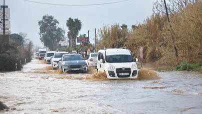 İzmir Ödemiş'te sağanak etkili oldu, araçlar yolda kaldı