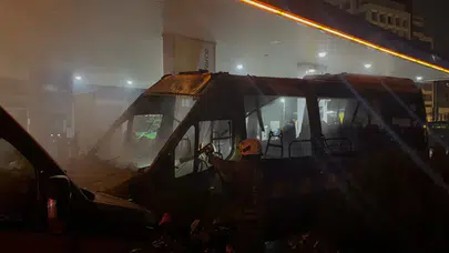 Kağıthane'de korkutan yangın : Benzin istasyonundaki 2 minibüs alev aldı