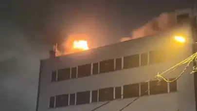 Kağıthane'de korku dolu anlar: 4 katlı binanın çatısı alev alev yandı