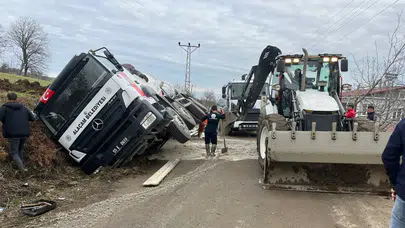 Samsun'da taksiyle çarpışan beton mikseri kanala devrildi