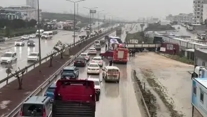 Hatay'da otobüsle çarpışan tır, barakaya daldı : Ekipler ve vatandaşlar dakikalarca olay yerinde yaralı aradı