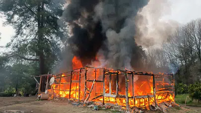 Muğla'da hasır ev alev alev yandı