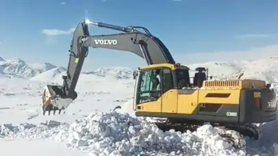 Bitlis'te ekipler aralıksız karla mücadele ediyor