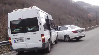 Trabzon'da öğrenci servisinde kaza : Sürücü yaralandı