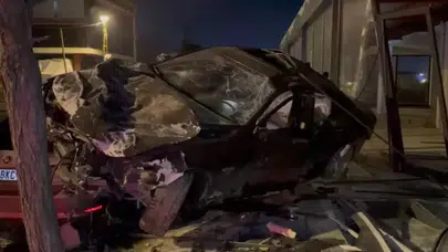 Sultanbeyli’de kontrolden çıkan otomobil park halindeki 4 araca ve iş yerine çarptı