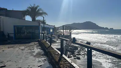 Antalya'da dalgalar balık lokantasını sular altında bıraktı