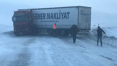 Ardahan'da karda tır kaydı, yol trafiğe kapandı