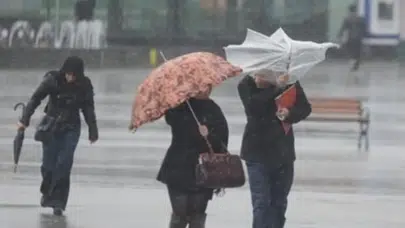 Adana'da kuvvetli rüzgar ve sağanak etkisi