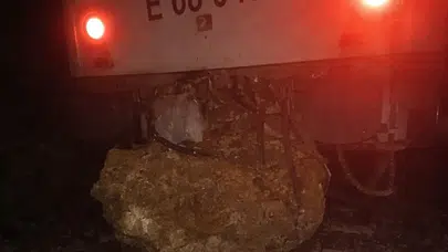 Balıkesir'de düşen kayalar nedeniyle yolcu treni raydan çıktı