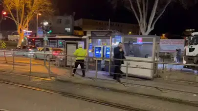 Fatih'te İETT otobüsü, karşıya geçmek isteyen 22 yaşındaki kadına çarptı