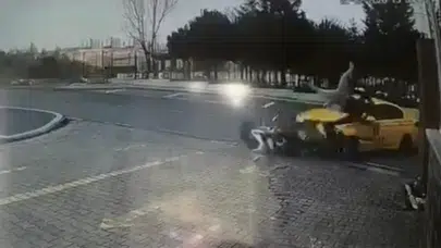Başakşehir'de taksi ile motosiklet kafa kafaya çarpıştı