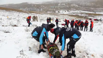Bayburt’ta AFAD’dan gerçeği aratmayan tatbikat : 3 kişi çığ altından çıkarıldı